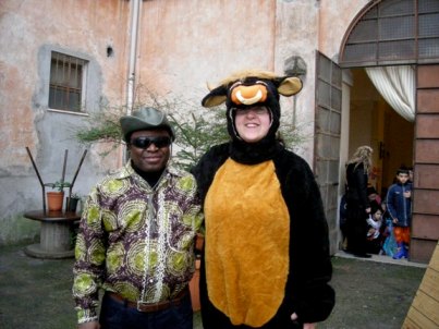 2007 - Padre Emilio con i bambini dell'Oratorio - Festa delle Mascherine