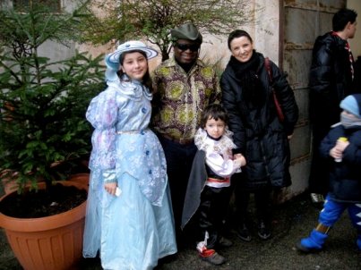 2007 - Padre Emilio con i bambini dell'Oratorio - Festa delle Mascherine