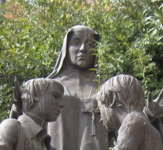 Particolare del monumento a Suor M. Teresa Spinelli - Frosinone