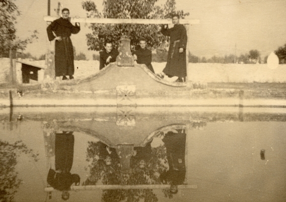 Il convento degli agostiniani, giovani sacerdoti nei pressi della peschiera - Madonna della Neve - Frosinone